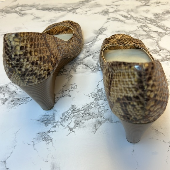 Brown Snake Skin Pattern Wedge Heelef Peep Toe Sandal Size 6.5 - Picture 3 of 5